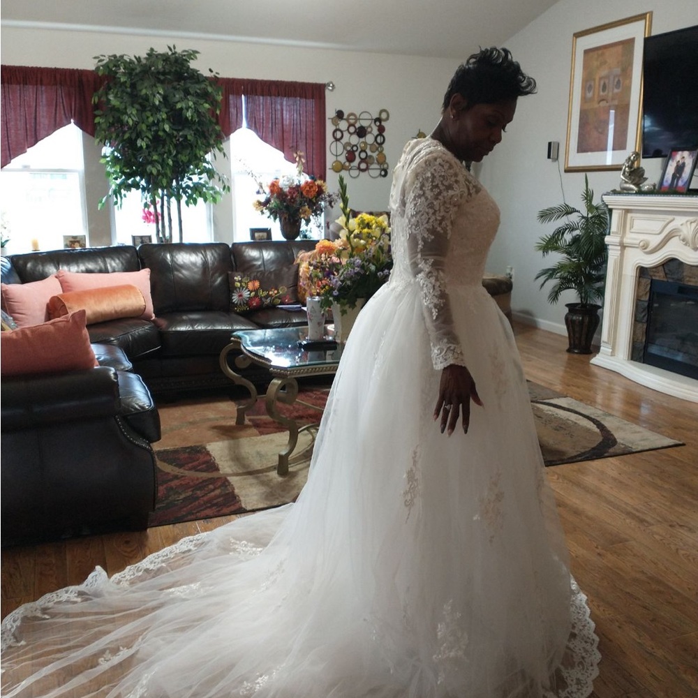 WEDDING DRESS FOR SELL BOUGHT IT AND CHANGE MY MIND IT IS CREAM AND WHITE